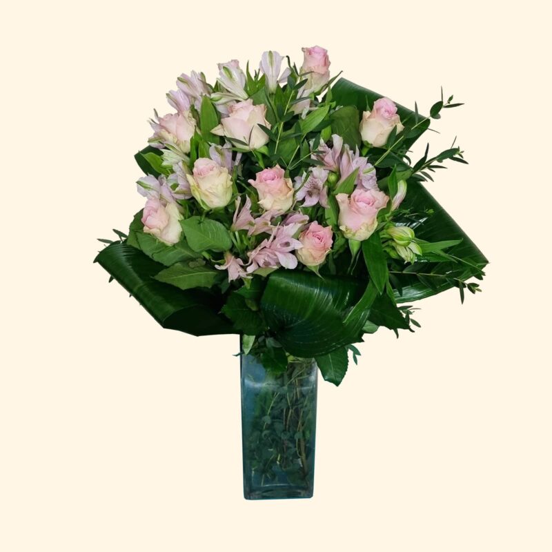 Bouquet di rose rosa e astromelia