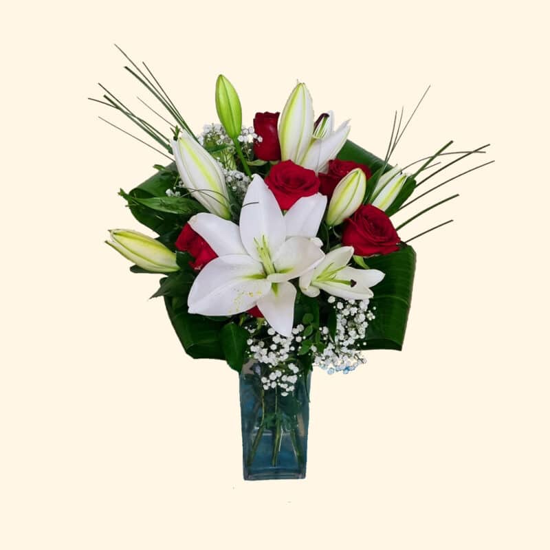 Bouquet di rose rosse e lilium bianchi