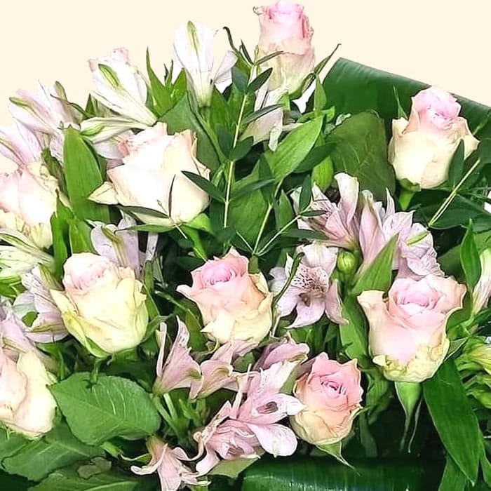 Consegna a domicilio Bouquet di rose rosa e astromelia