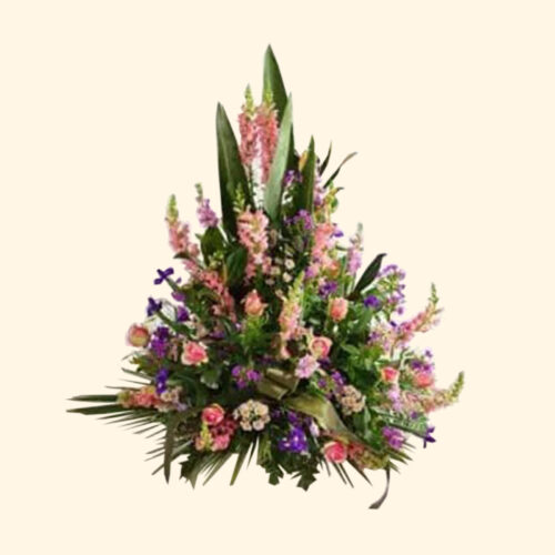 Composizione di fiori freschi per funerale