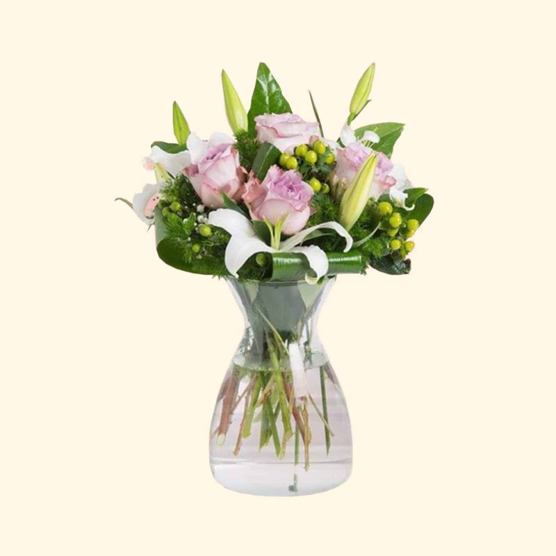 bouquet di rose ipericum lilium e aspidistra