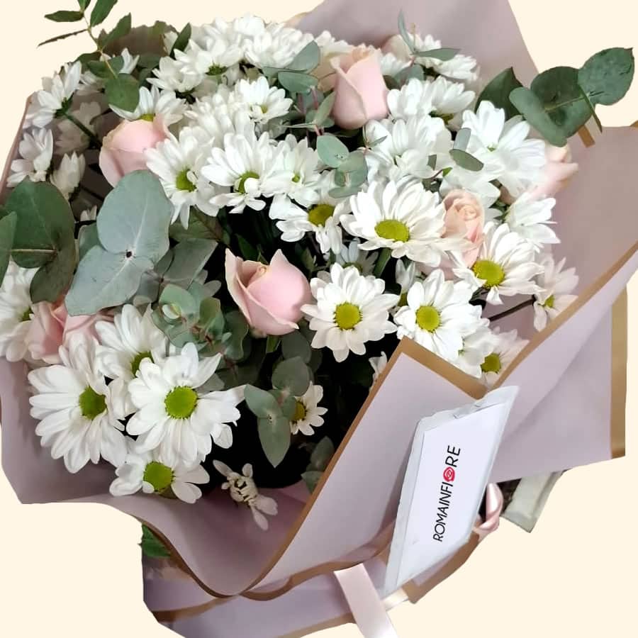 Un tenere e romantico bouquet di Margherite e Rose rosa. Consegna a domicilio. Flowers delivery Rome