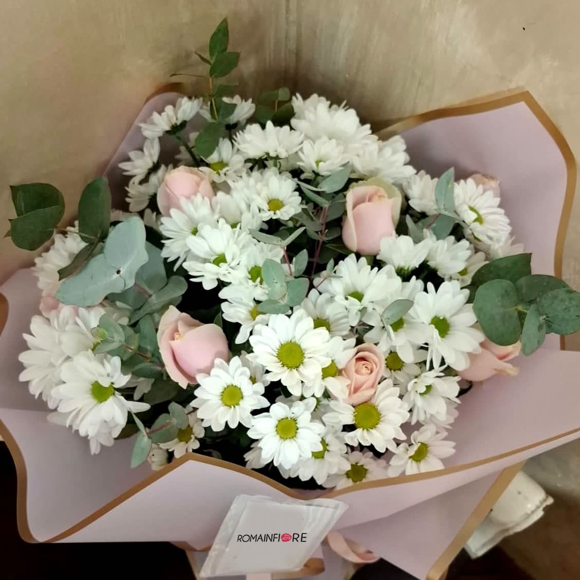 Un tenere e romantico bouquet di Margherite e Rose rosa. Consegna a domicilio. Flowers delivery Rome