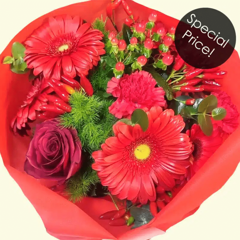 Un allegro bouquet sui toni del rosso. Flowers delivery Rome