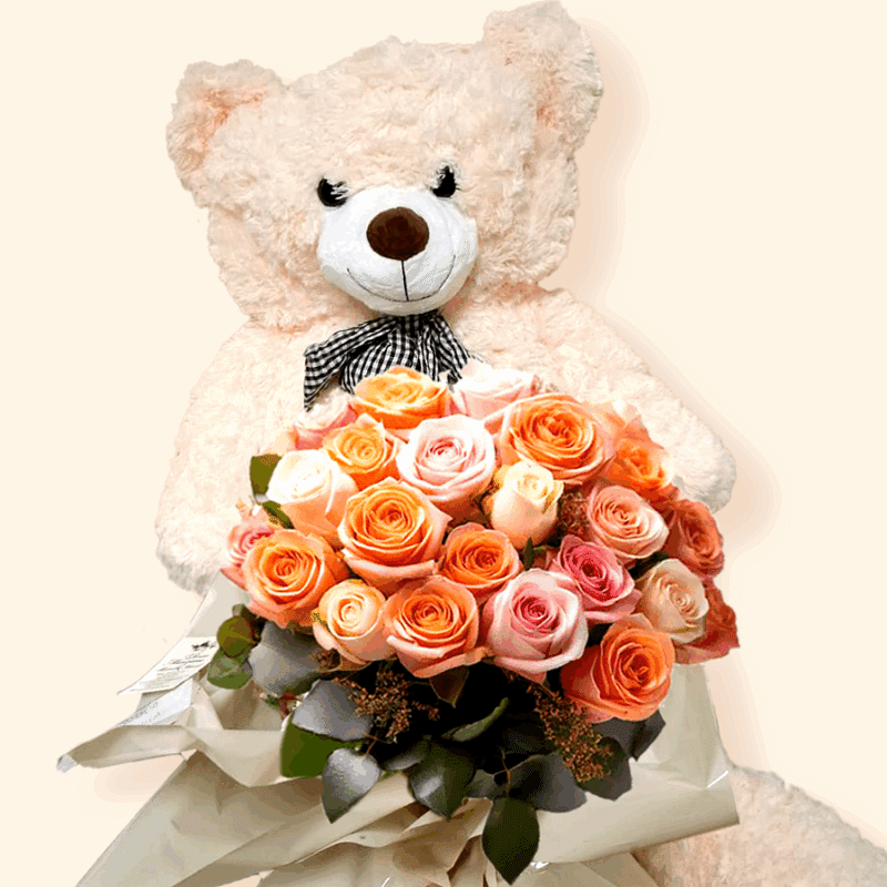 Splendido mazzo di Rose colorate appoggiato sulle ginocchia di un orsacchiotto di Peluche di dimensioni extralarge. Consegna a domicilio a Roma