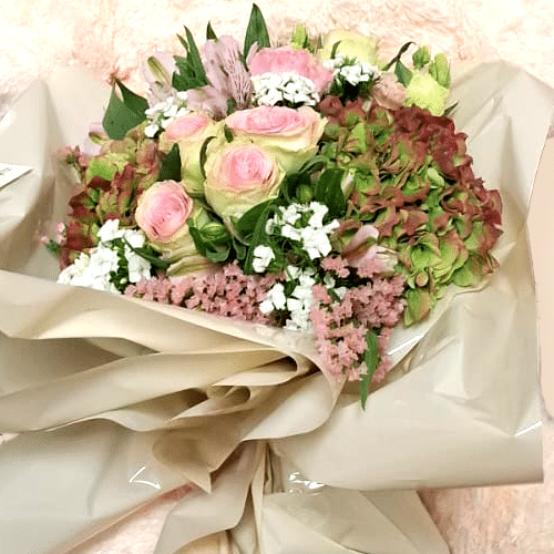 Bouquet extralarge di Fiori misti con un grande Orso bianco di Peluche. Consegniamo a Roma.