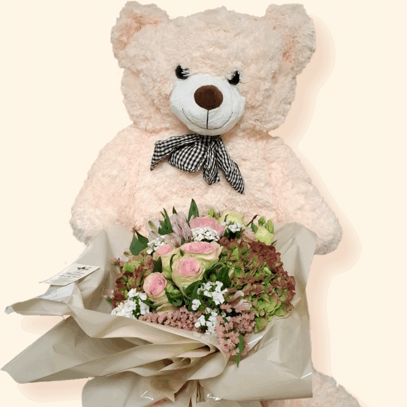 Set composto da un bouquet di fiori misti oversize appoggiato sulle ginocchia di un orsacchiotto di Peluche. Consegna a domicilio a Roma